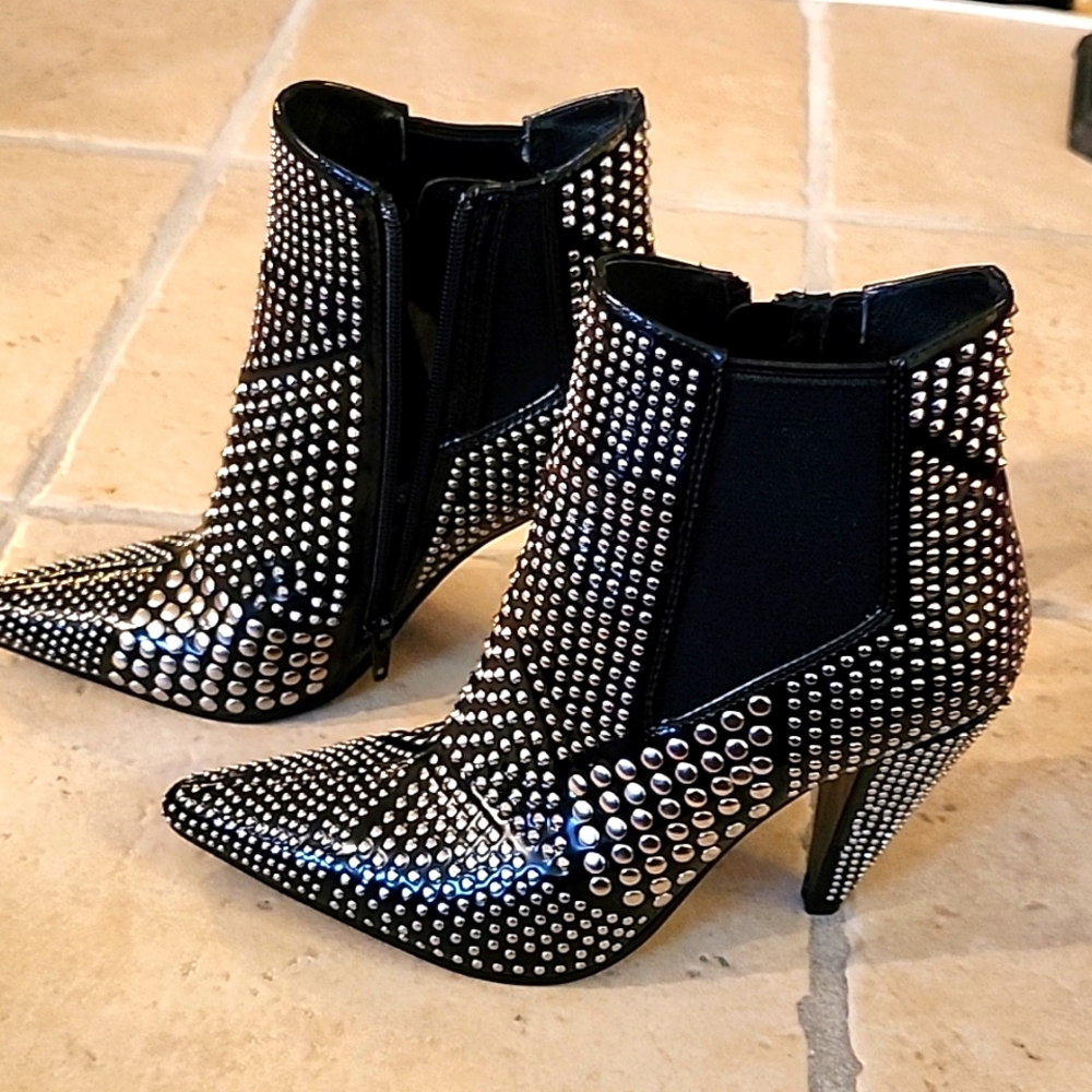 B2 Browns black ankle boots
